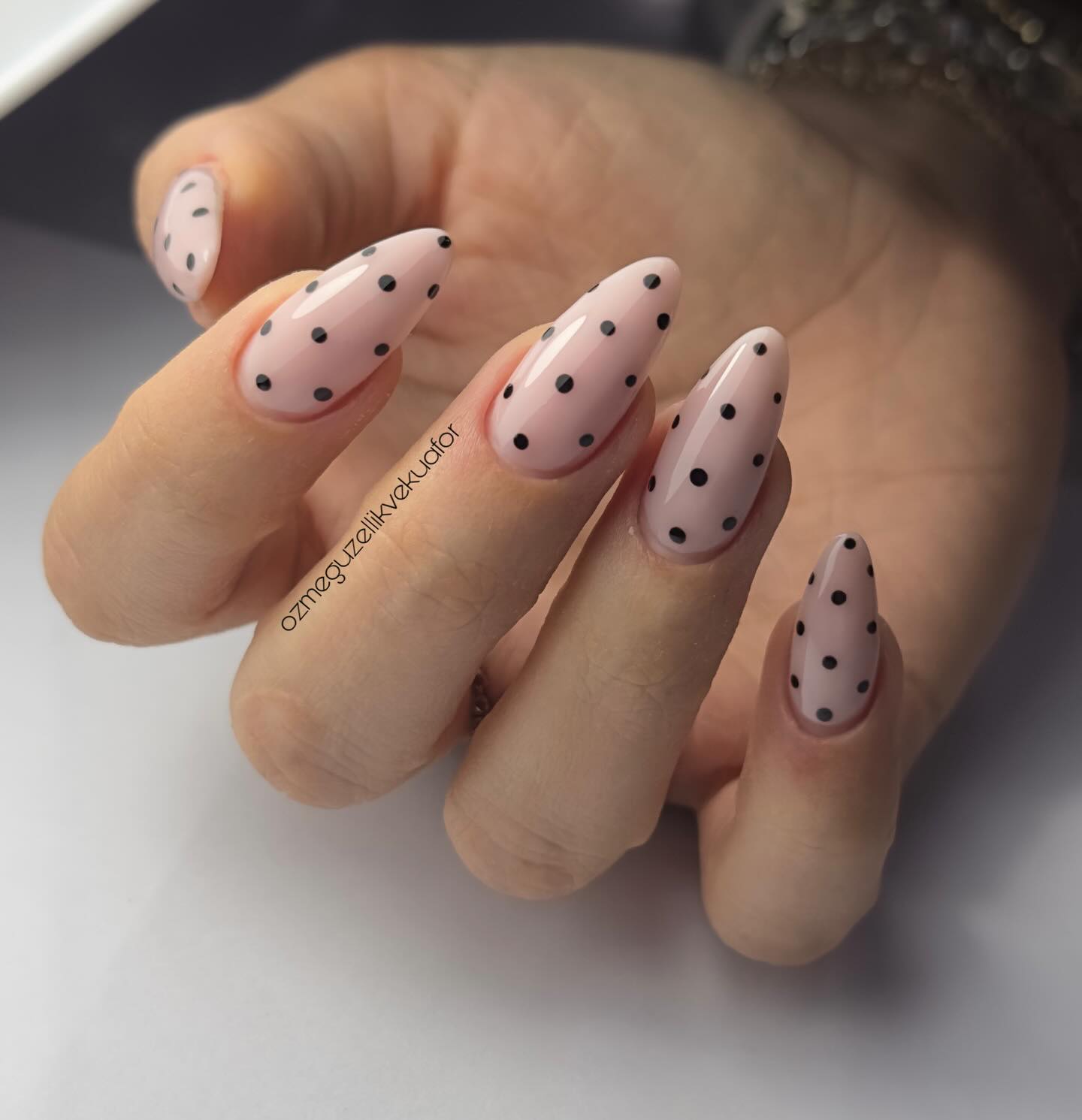 OZ&ME Kuaför Aliağa protez tırnak — nokta desenli tırnak tasarımı