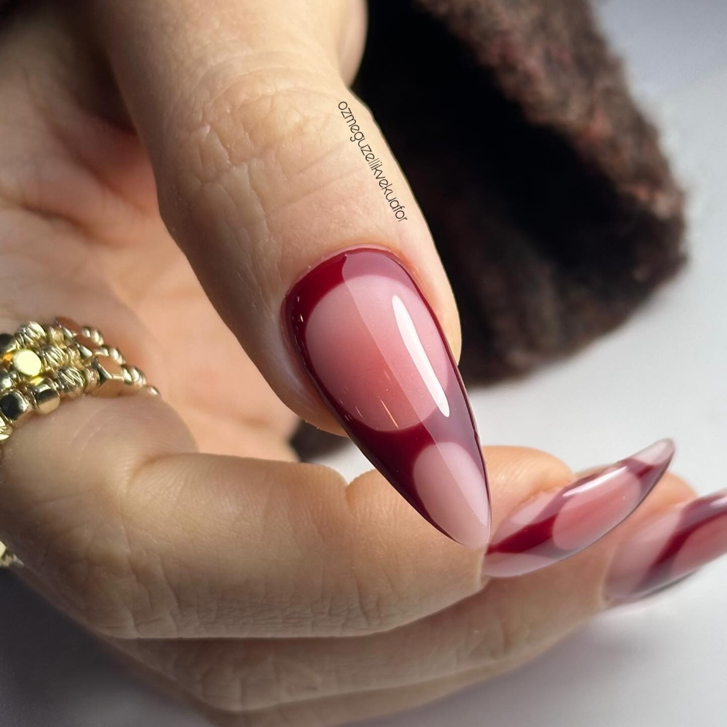 OZ&ME Kuaför Aliağa protez tırnak — stiletto form bordo figürlü tırnak