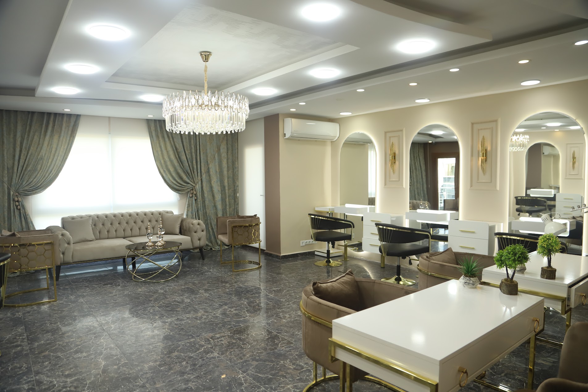 OZ&ME Kuaför salon iç mekânı — geniş görünüm